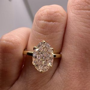 Exquisite 3.02-Carat G VS1 Oval Diamond Solitaire Engagement Ring | 18k Gold